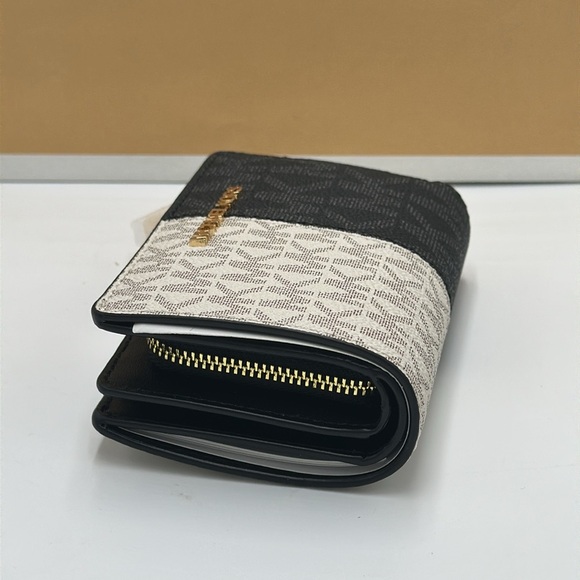 Michael Kors Jet Set Medium Two-Tone
Logo Wallet
Wallet
Color: Black Multi - Picture 11 of 12